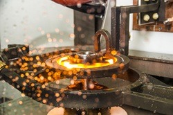 O Efeito Skin Inverso: A Revolução da Indução Profunda no Tratamento de Materiais